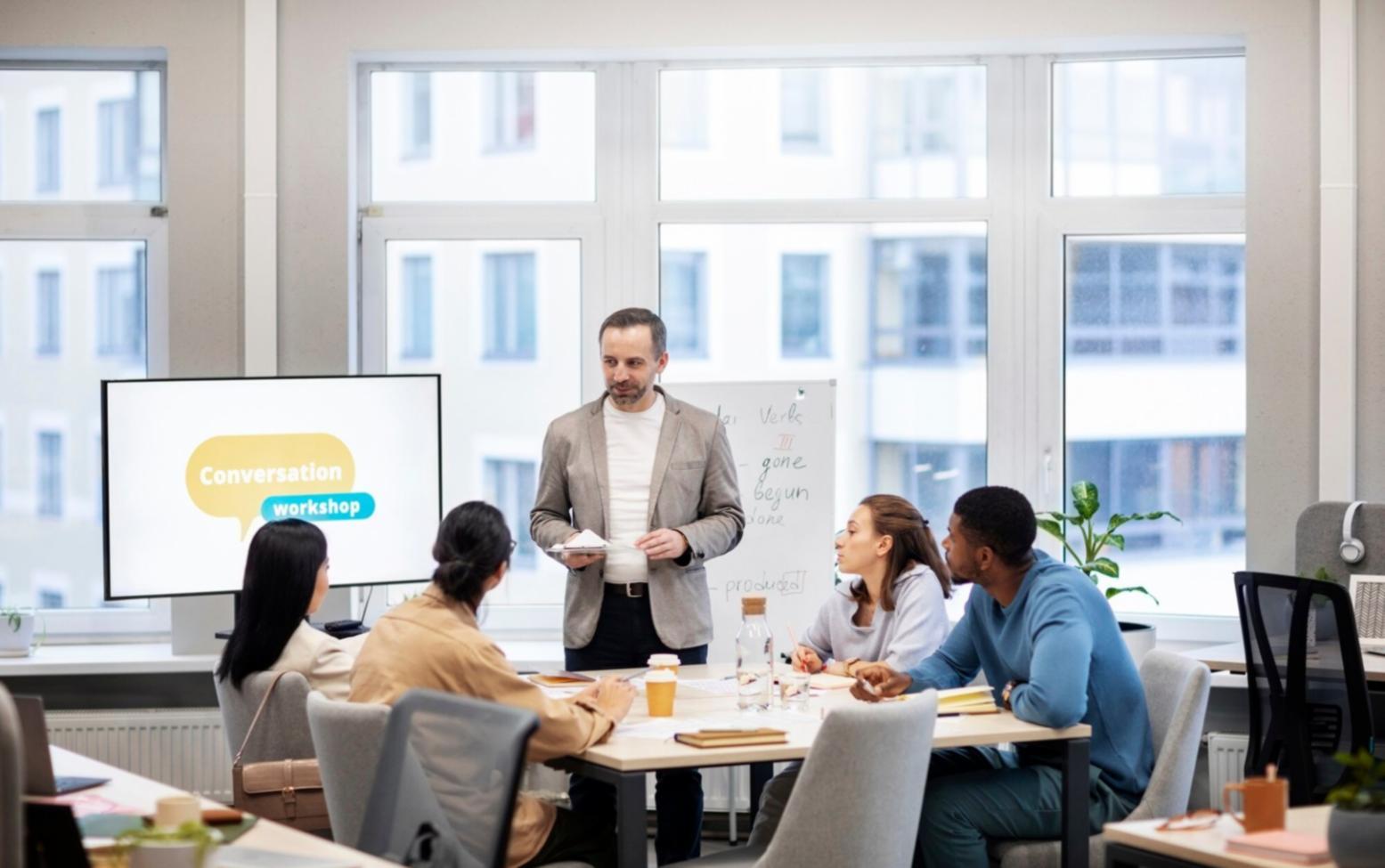 Teilnehmer arbeiten gemeinsam an Finanzplänen in modernem Schulungsraum